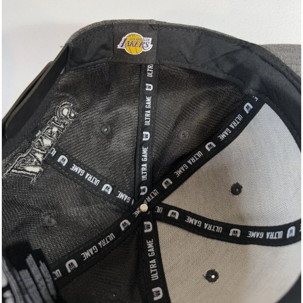 NWT ULTRA GAME NBA LOS ANGELES LAKERS SNAPBACK FLAT BRIM CAP BLACK